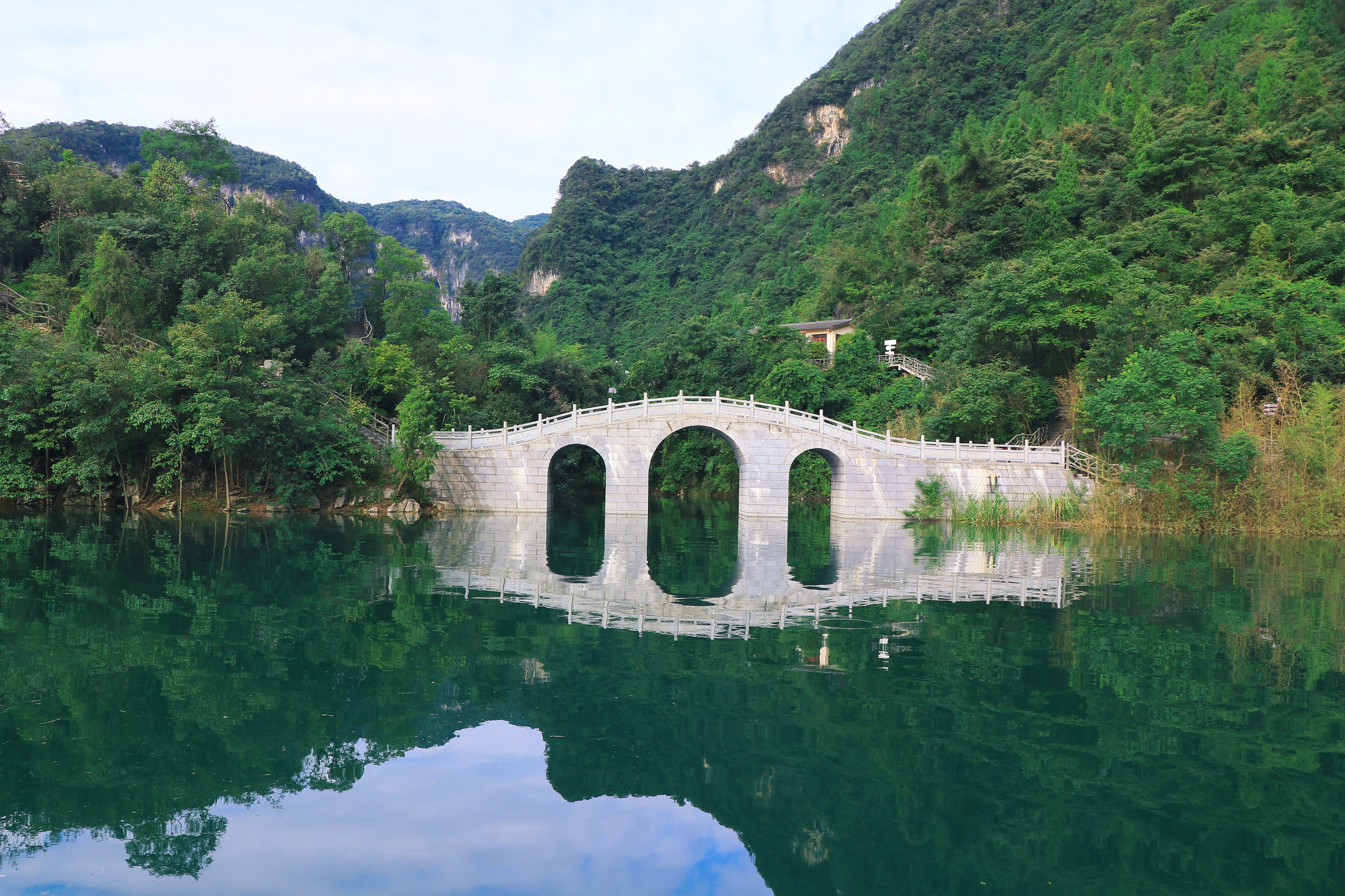 沿岸拱桥与平静水面的倒影