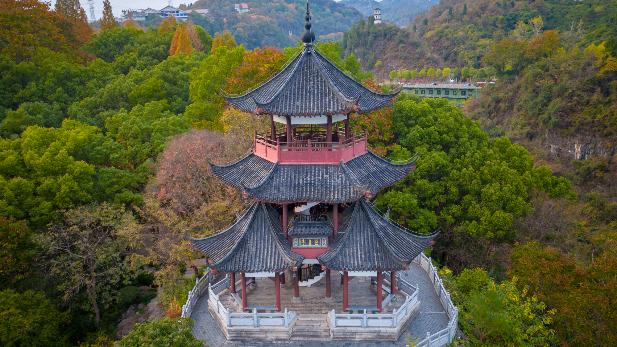 林木之间的三游亭