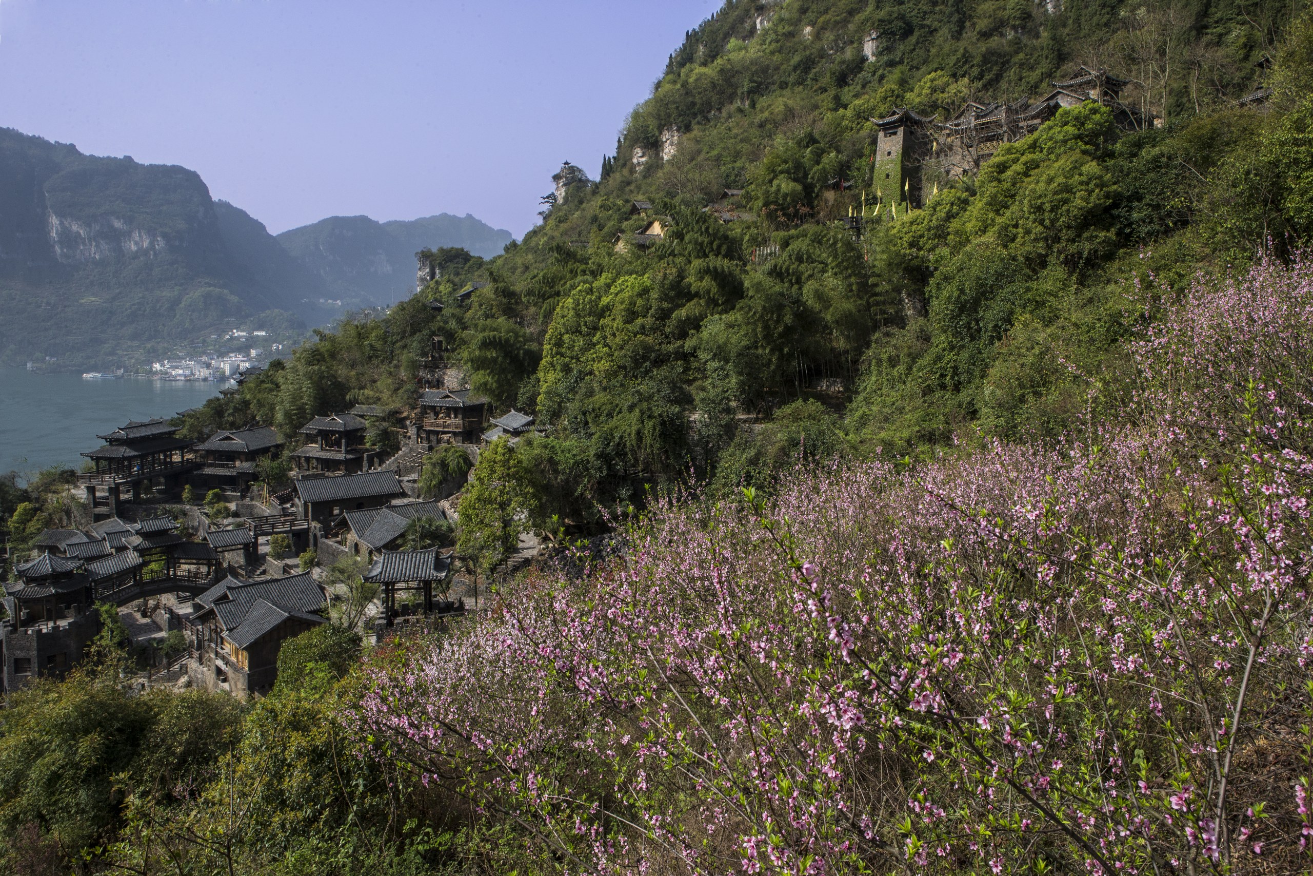 三峡人家巴王寨与峡江民居全景