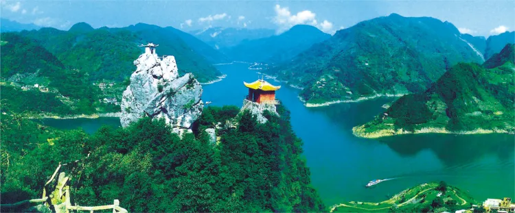 清江画廊山水全景与江面游船